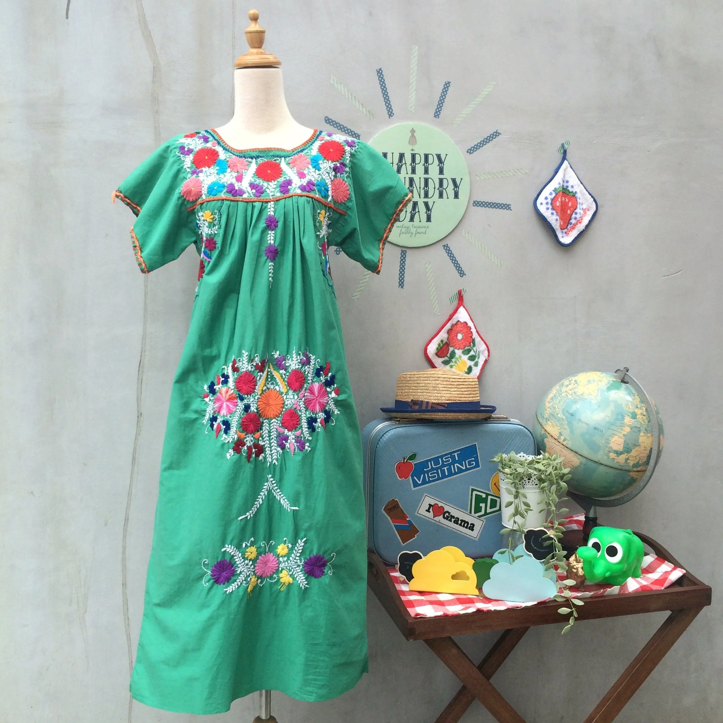 Villa de Mexicano | Vintage 1960s 1970s Hippie Flower Power Mexican Hand Embroidery Maxi Dress
