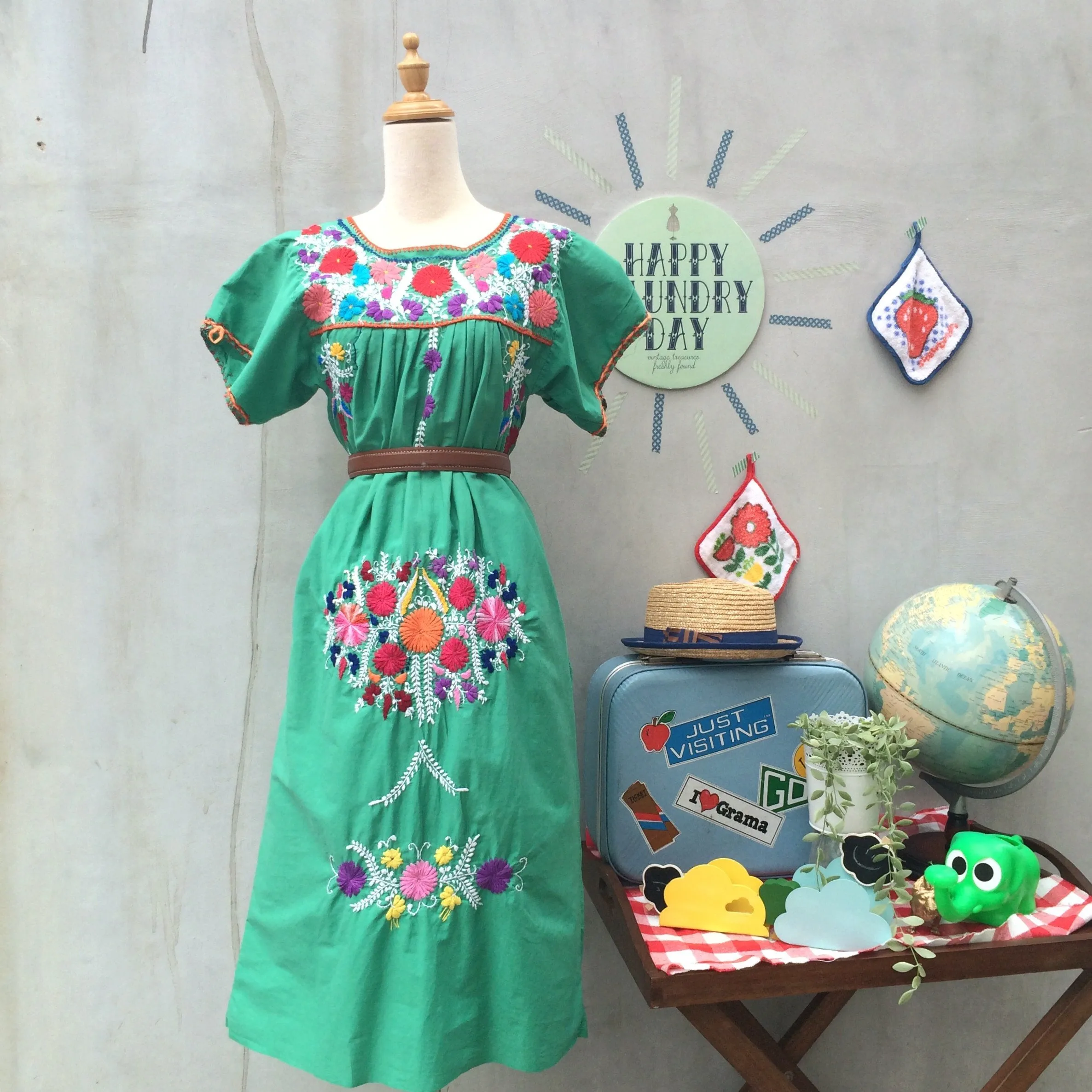 Villa de Mexicano | Vintage 1960s 1970s Hippie Flower Power Mexican Hand Embroidery Maxi Dress