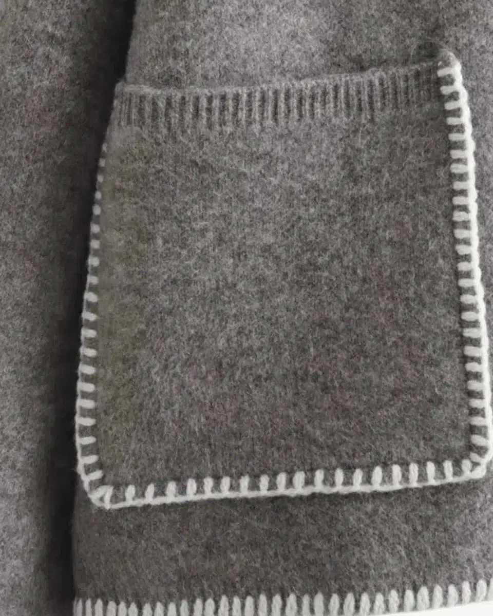 Zarina – Elegant design – V-neck sweater